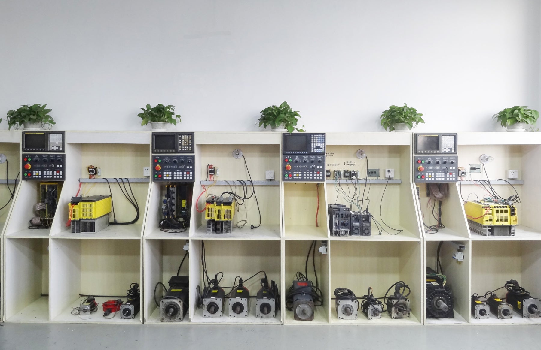 FANUC & Mitsubishi test benches used for driver and motor unit inspection at REACO CNC.