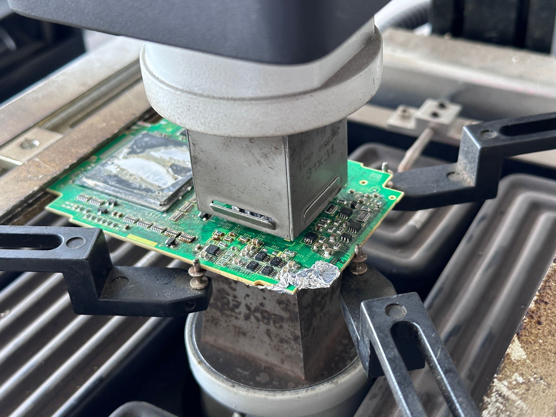 the technicians of REACO CNC are repairing the Fanuc BGA chip.
