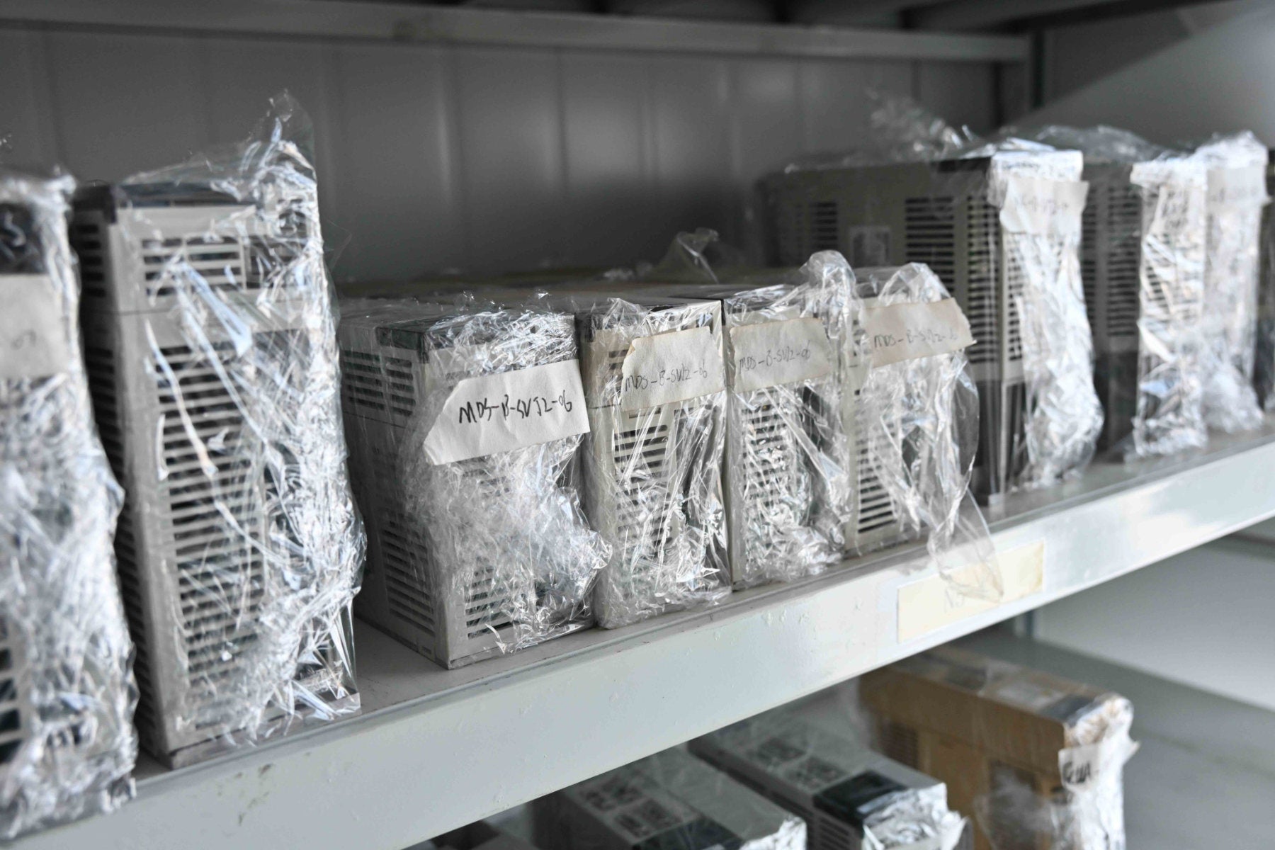 Inventory of Mitsubishi servo drivers prepared for dispatch at REACO CNC.